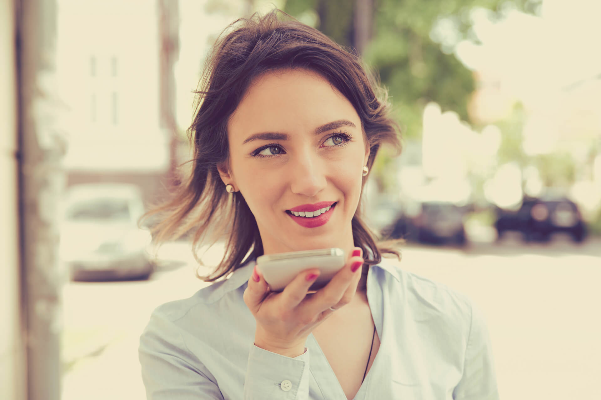 woman using a smart phone voic